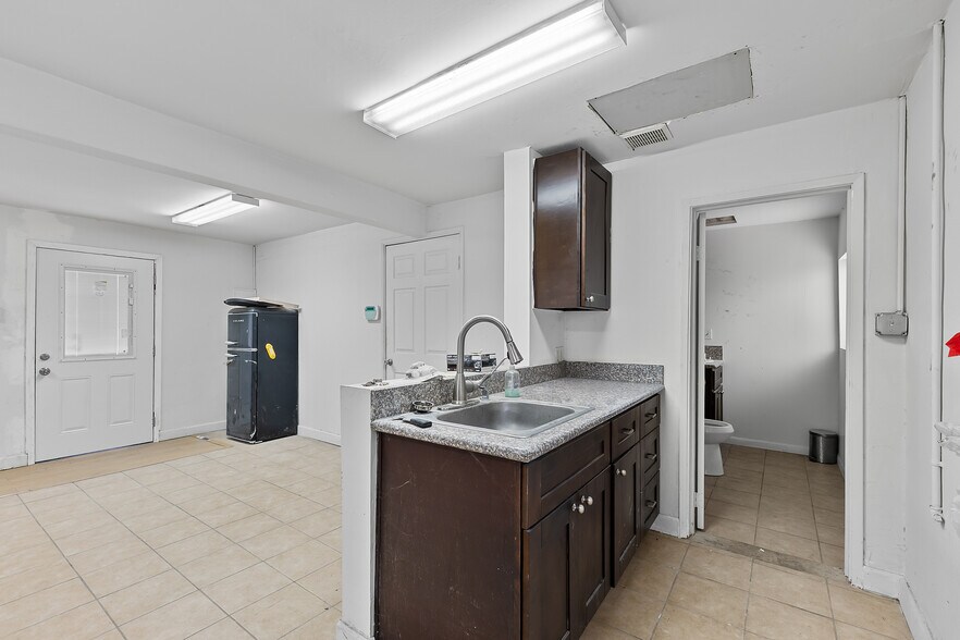 More Photos Of 19661 Valley Blvd, Walnut Freestanding For Sale