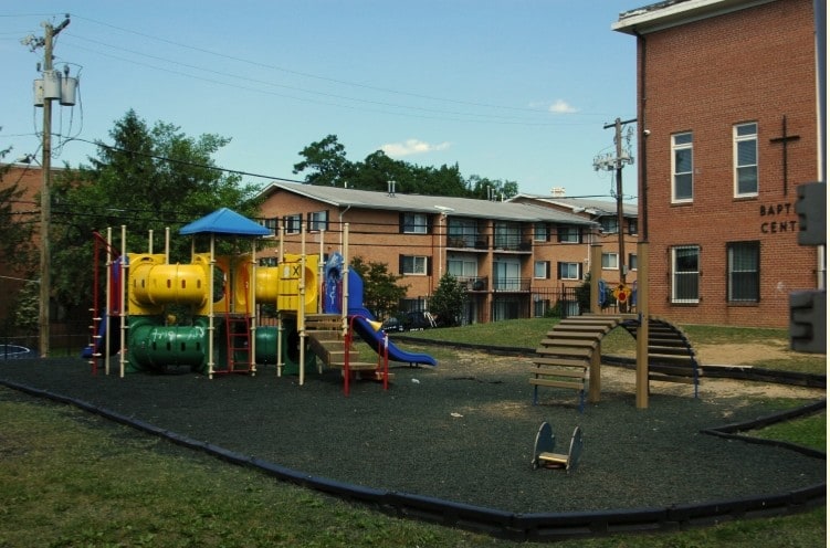 More Photos Of 4025 9th St SE, Washington Schools For Lease