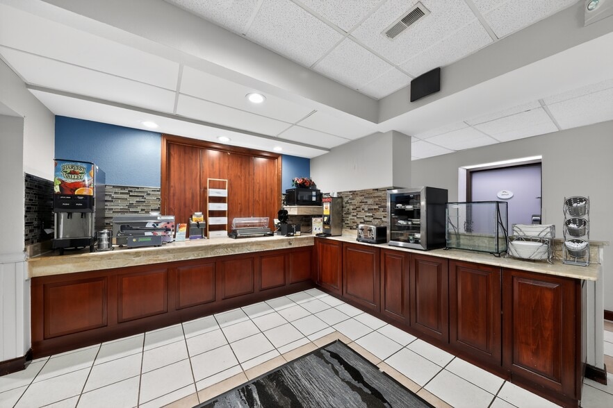 More Photos Of 40 New Garver Rd, Monroe Hotel For Sale