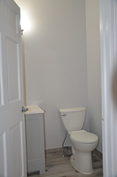 More Photos Of 510 Collins St, Joliet Unknown For Lease
