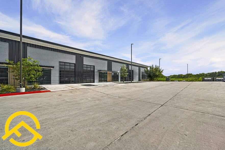 More Photos Of 300 Co Rd 199, Hutto Flex For Lease