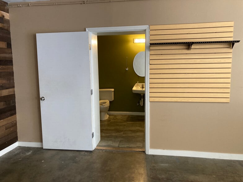 More Photos Of 1601 Riverside Dr, Nashville Storefront For Lease