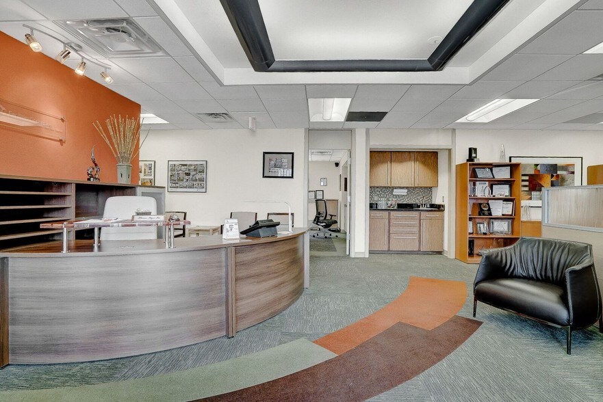More Photos Of 240 E Sunset Rd, El Paso Office For Lease