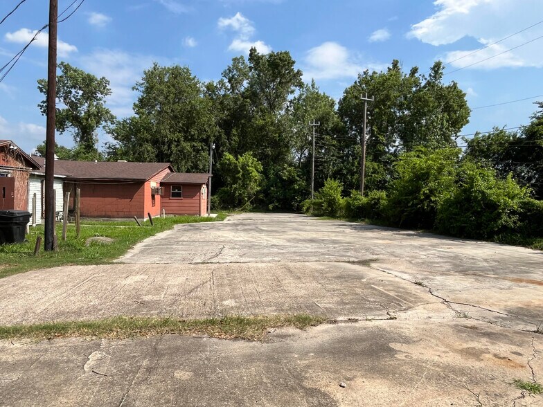 More Photos Of 9305 N Wayside Dr, Houston Office Residential For Sale
