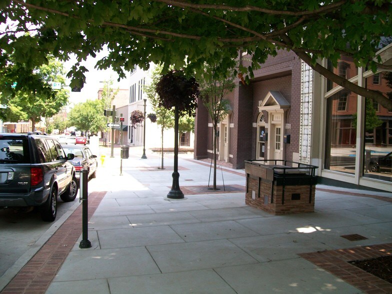 More Photos Of 203 E Side Sq, Huntsville Office For Lease