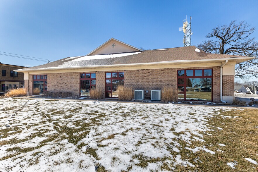 More Photos Of 1055 University Ave, Dubuque Office For Sale