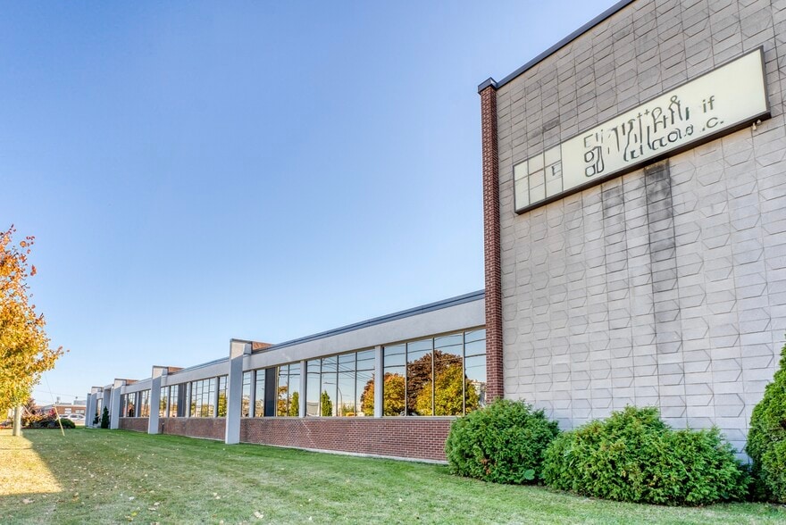 More Photos Of 9700 Boul Parkway, Montréal Manufacturing For Sale
