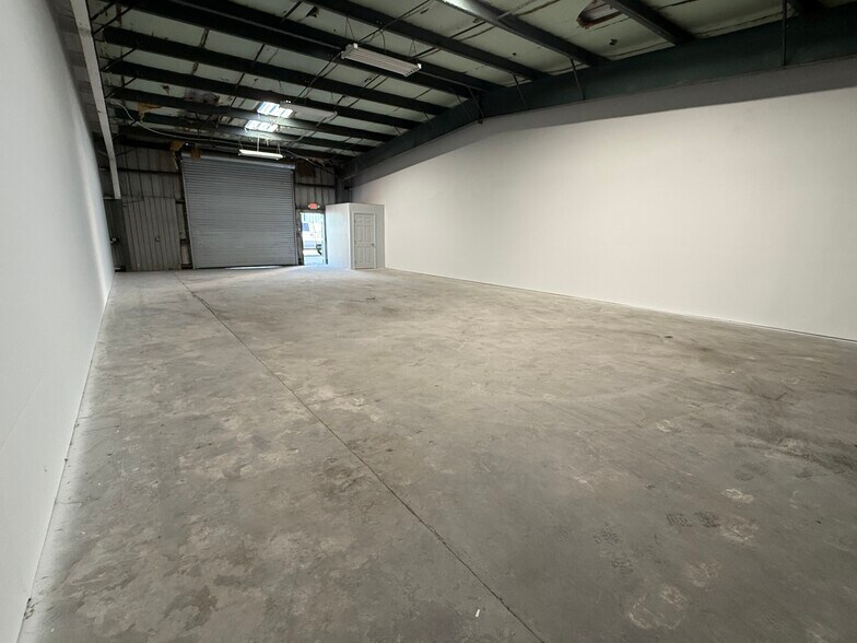 More Photos Of 11881 N 44th St, Clearwater Warehouse For Lease