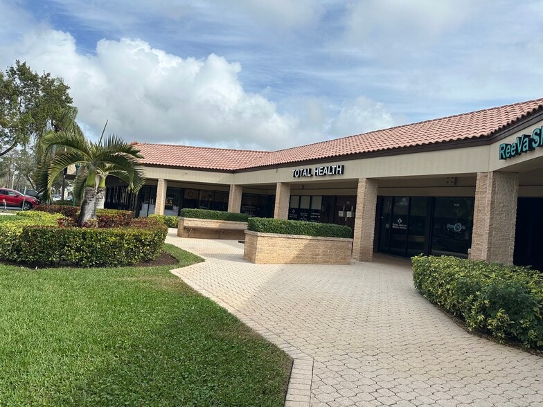 More Photos Of 901-1001 N University Dr, Coral Springs General Retail For Lease
