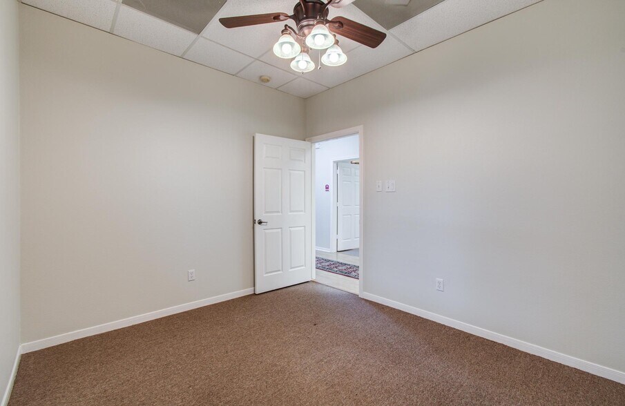 More Photos Of 11201 Steeplepark Dr, Houston Office Residential For Sale
