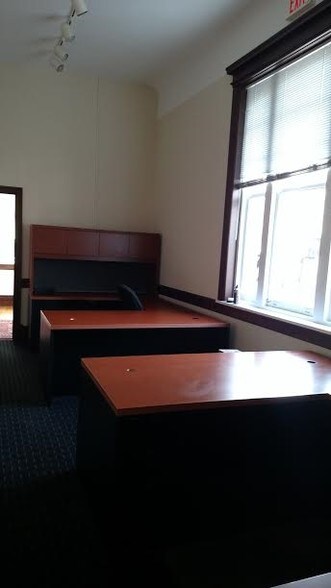 More Photos Of 2 E Broad St, Hopewell Office For Lease