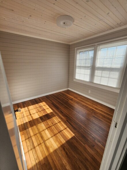 More Photos Of 109 Few St, Greer Office For Lease