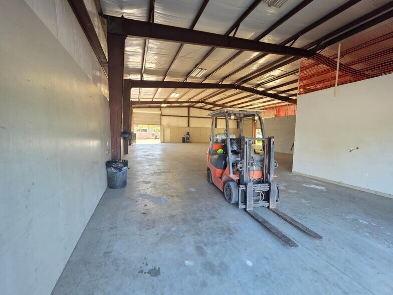 More Photos Of 500 Delano Dr, Oakdale Showroom For Lease