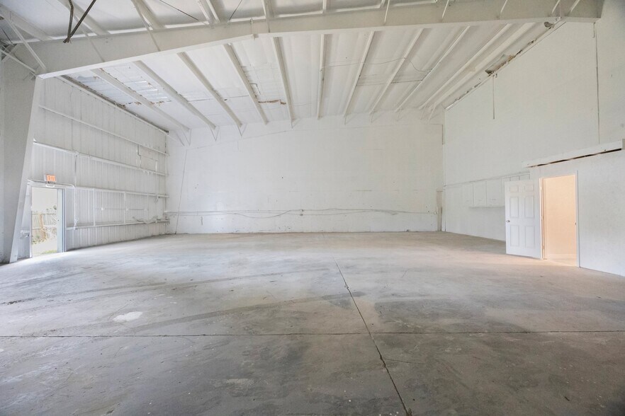 More Photos Of 9161 131st Pl N, Largo Warehouse For Lease