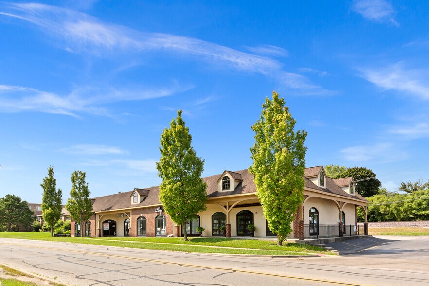 More Photos Of 742 Sheridan Rd, Highwood Freestanding For Sale