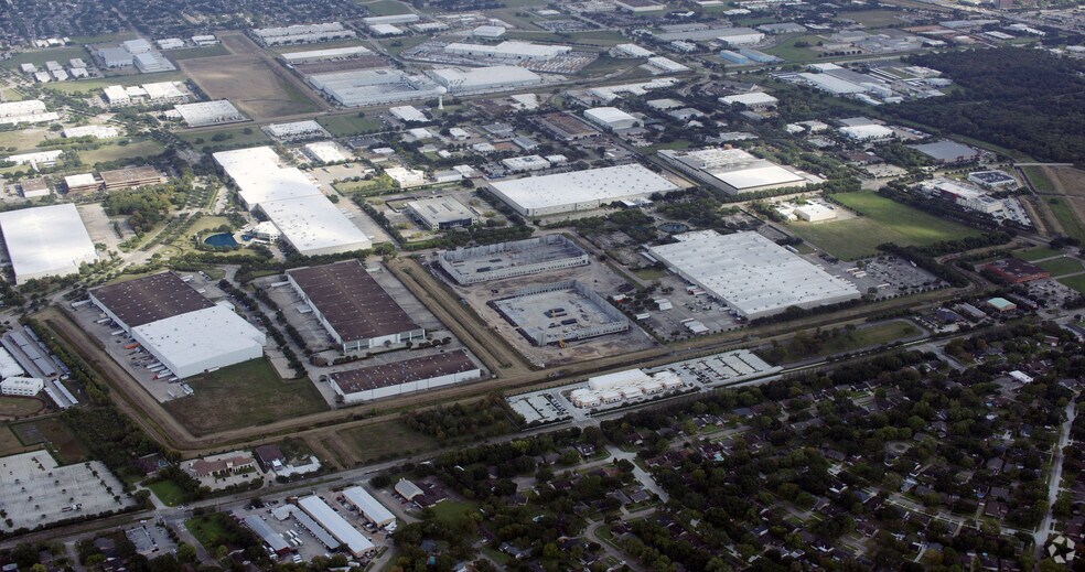 More Photos Of 1403 Gillingham Ln, Sugar Land Warehouse For Lease