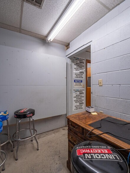 More Photos Of 1 W Choctaw Ave, Mcalester Flex For Sale