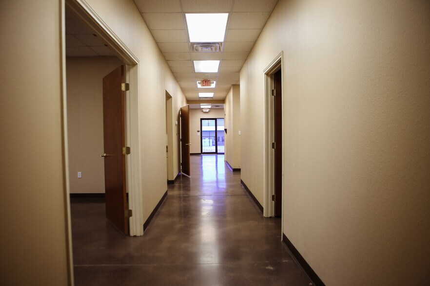 More Photos Of 2103 Longwood Dr, Brenham Warehouse For Lease