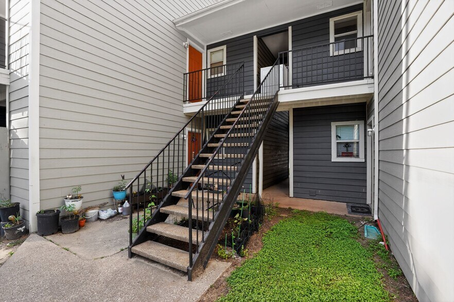 More Photos Of 214 Longstreet Rd, Willis Apartments For Sale