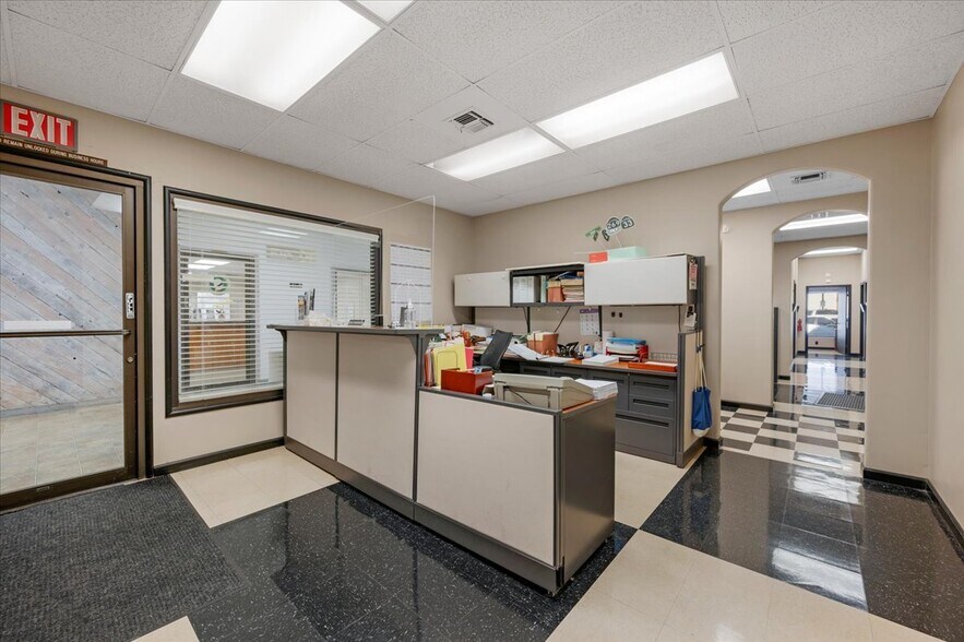 More Photos Of 339 W D St, Lemoore Storefront For Sale