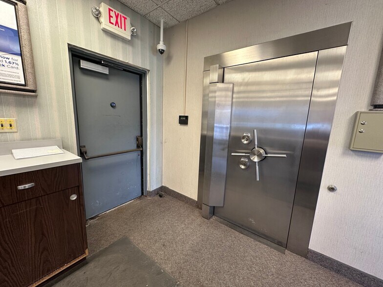 More Photos Of 1219 N Mitchell St, Cadillac Bank For Lease