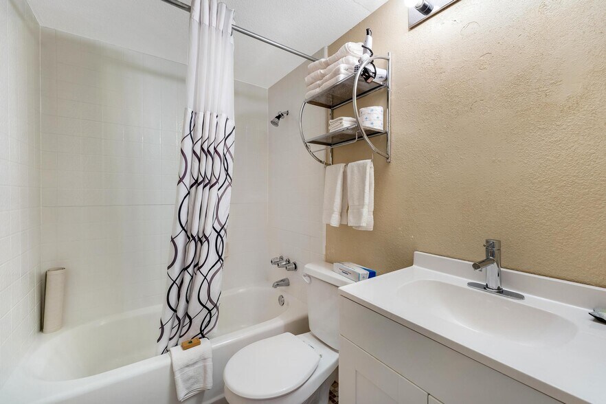 More Photos Of 150 N Lake Powell Blvd, Page Hotel For Sale