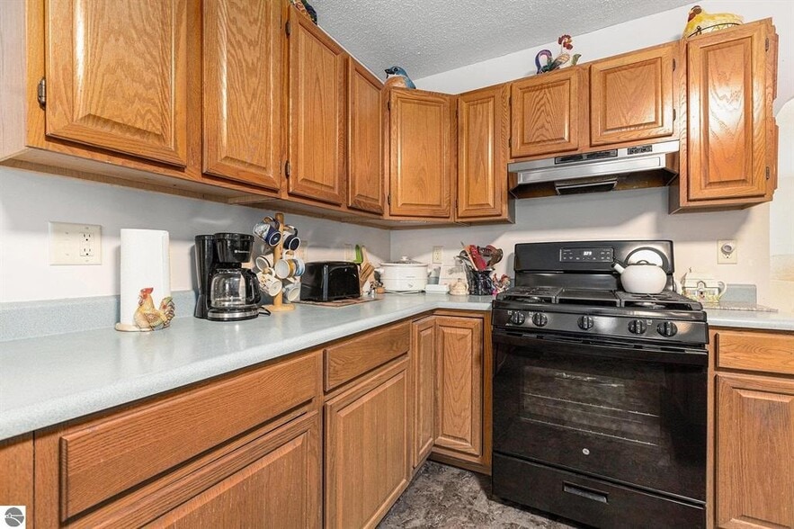 More Photos Of 541 Lake St, Frankfort Hotel For Sale