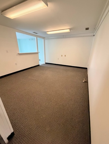 More Photos Of 9046 Goldpark Dr, Hamilton Manufacturing For Lease