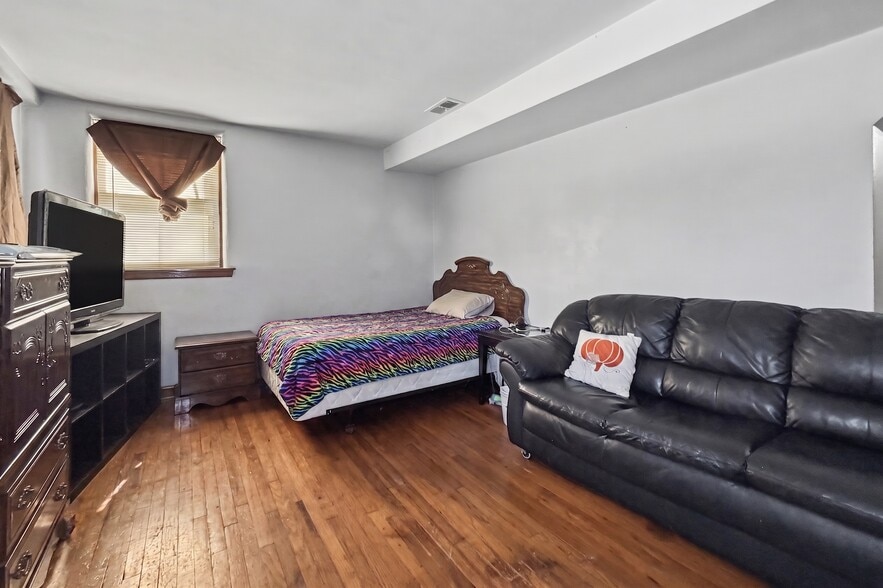 More Photos Of 1003-1011 W Locust St, Davenport Apartments For Sale
