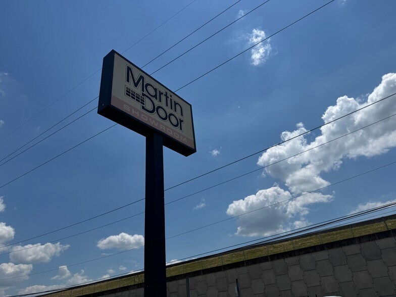 More Photos Of 3025 N Saint Peters Pky, Saint Peters Showroom For Sale