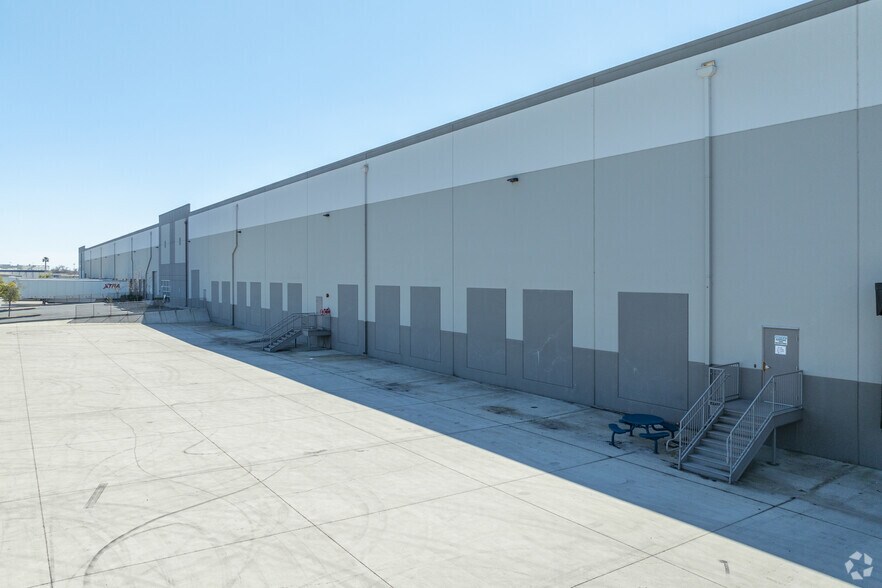 More Photos Of 8670 Fruitridge Rd, Sacramento Warehouse For Lease
