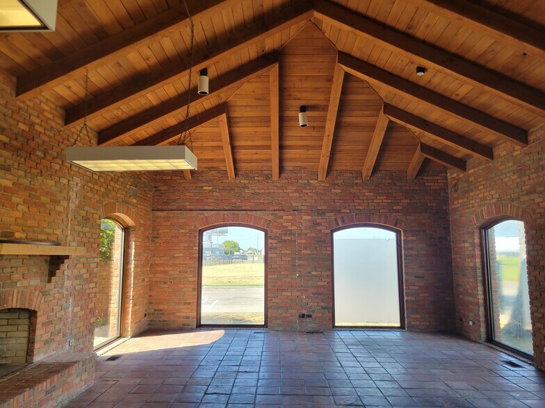 More Photos Of 2323 N Walton Walker Blvd, Dallas Office For Sale