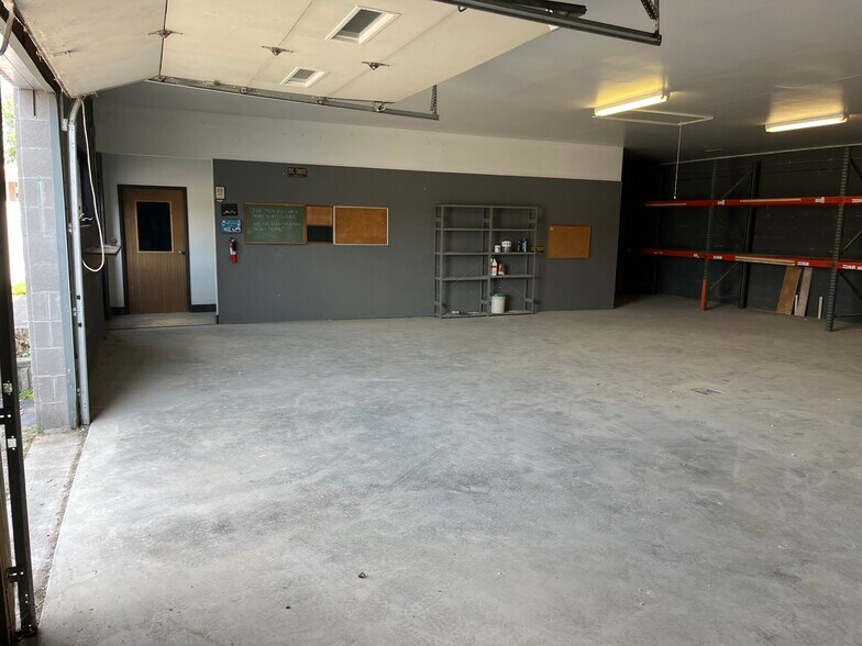 More Photos Of 1115 Lawrence Dr, Columbus Warehouse For Lease