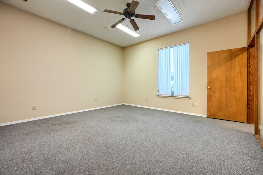 More Photos Of 6812 Avenue K, Plano Flex For Lease