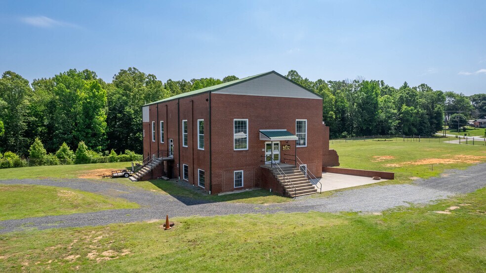 More Photos Of 217 E Aiken Rd, Eden Showroom For Lease