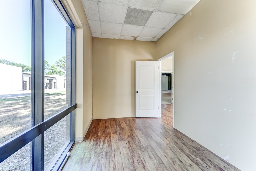 More Photos Of 9802 Whithorn Dr, Houston Office For Sale