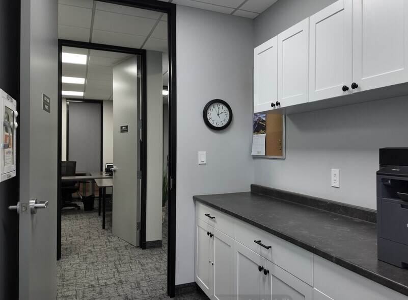 More Photos Of 3190 Harvester Rd, Burlington Office For Sale