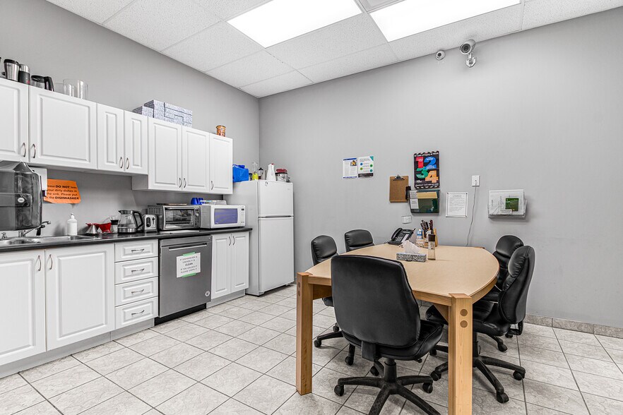 More Photos Of 126 Iber Rd, Ottawa Showroom For Sale