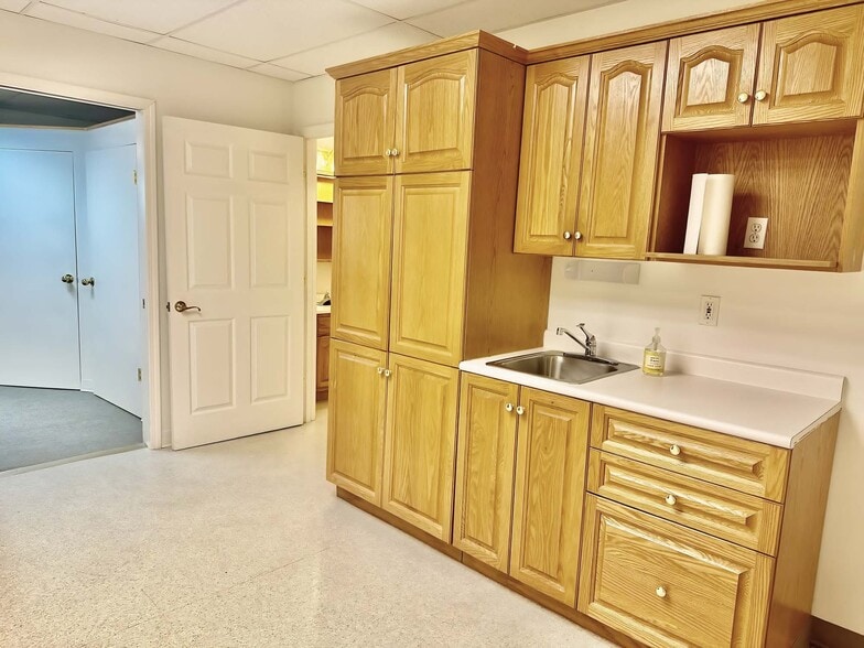 More Photos Of 215 NE 40th St, Seattle Office For Sale