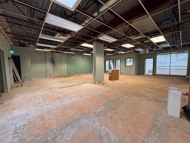 More Photos Of 2323 Boundary Rd, Vancouver Light Distribution For Sale