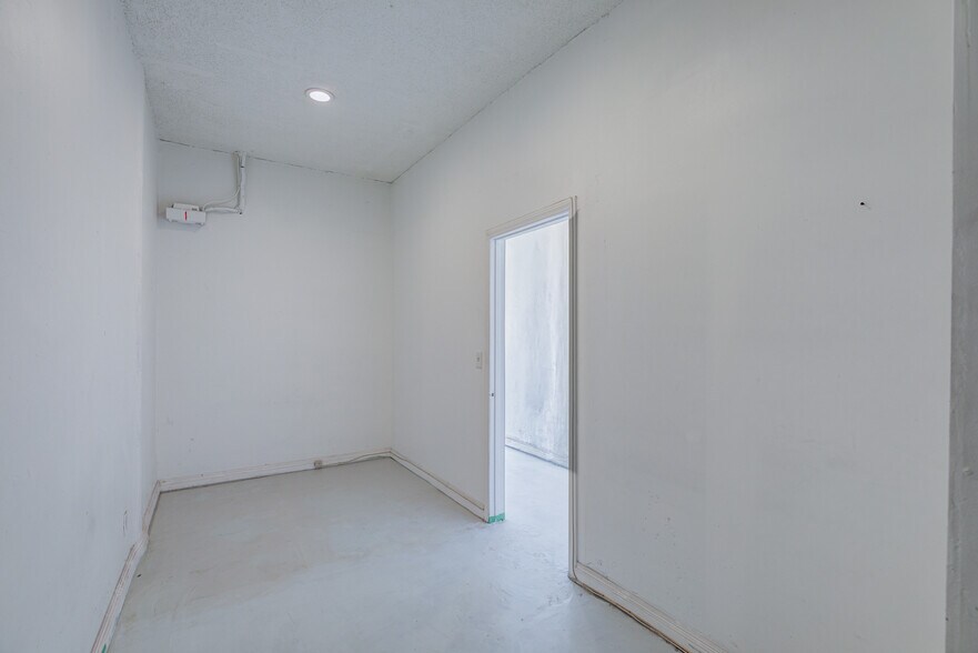 More Photos Of 6000-6014 Fountain Ave, Los Angeles Storefront For Lease