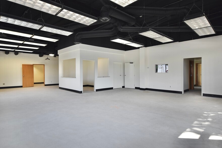 More Photos Of 55 SE Main St, Portland Warehouse For Lease