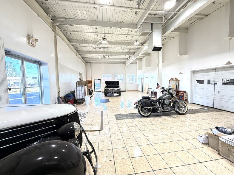 More Photos Of 31 US Route 11, Central Square Auto Dealership For Lease