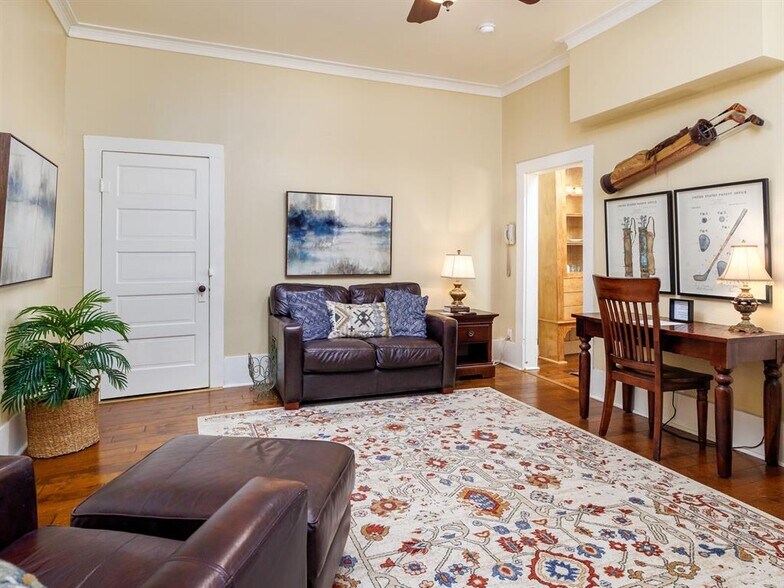 More Photos Of 915 E Cameron Ave, Rockdale Hotel For Sale