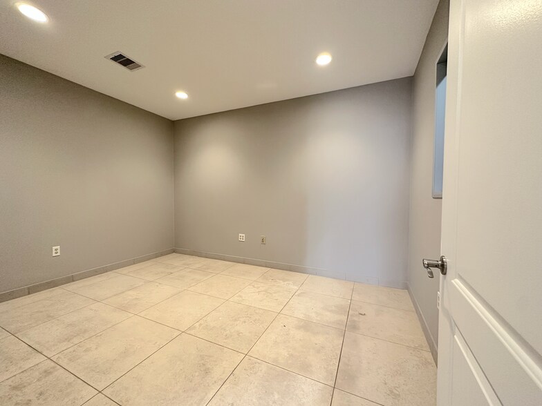 More Photos Of 6315-6331 Skyline Dr, Houston Distribution For Lease