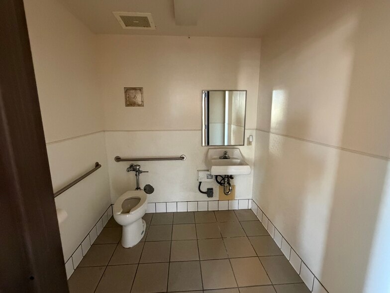 More Photos Of 24325 Crenshaw Blvd, Torrance Freestanding For Lease