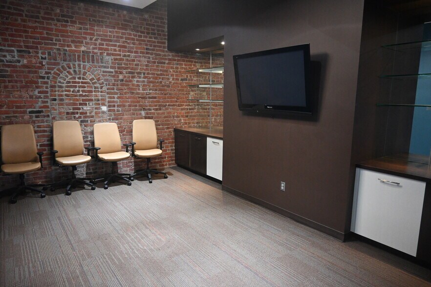 More Photos Of 2566 Leavenworth St, Omaha Storefront Retail Office For Sale