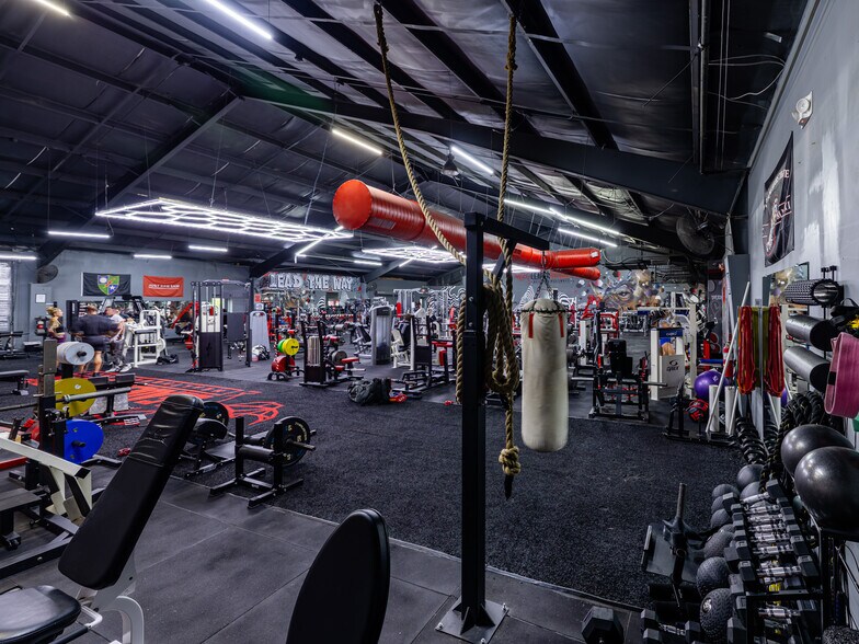 More Photos Of 321 S Persimmon St, Tomball Manufacturing For Lease