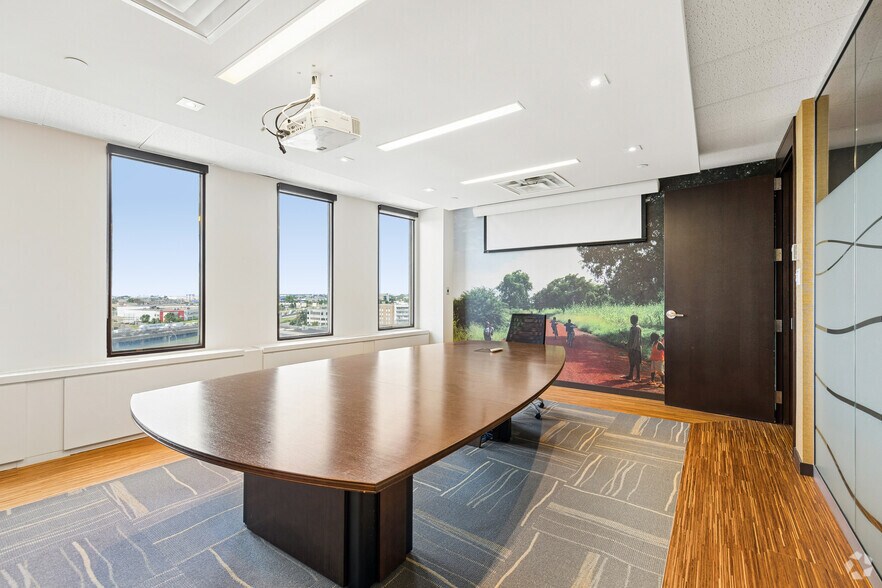 More Photos Of 100 Boul Alexis-Nihon, Montréal Office For Lease