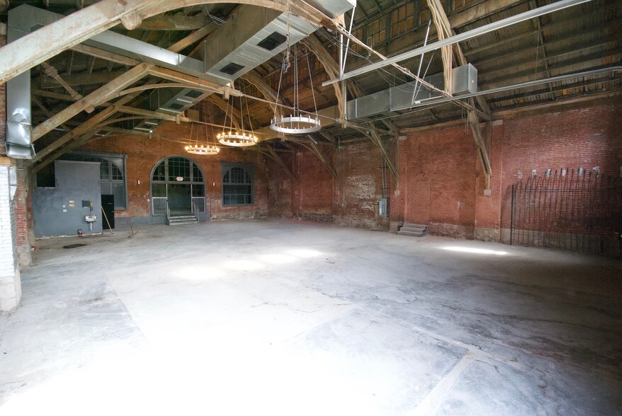 More Photos Of 3221-3225 Olive St, Saint Louis Bar For Lease